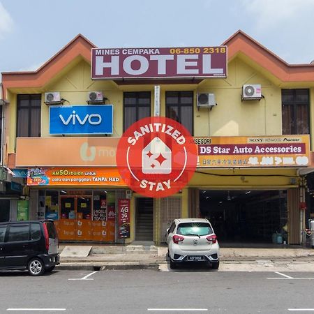 Oyo 44072 Mines Cempaka Hotel Nilai Exterior foto