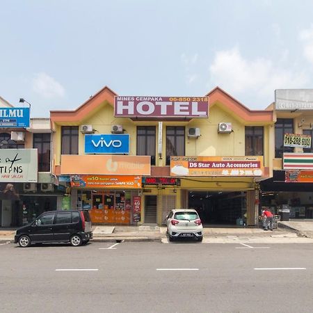 Oyo 44072 Mines Cempaka Hotel Nilai Exterior foto