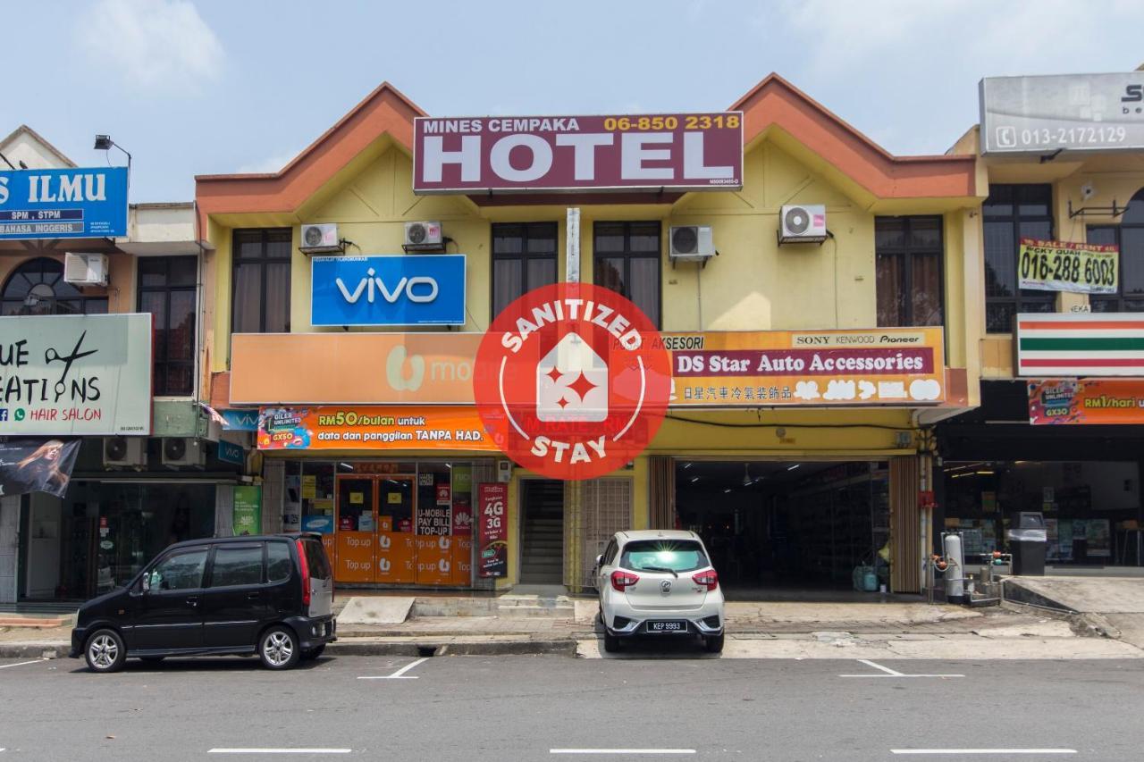 Oyo 44072 Mines Cempaka Hotel Nilai Exterior foto