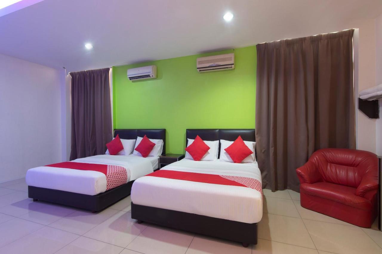 Oyo 44072 Mines Cempaka Hotel Nilai Exterior foto