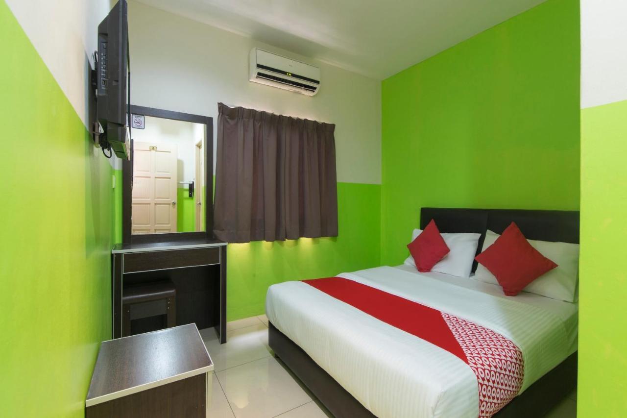Oyo 44072 Mines Cempaka Hotel Nilai Exterior foto