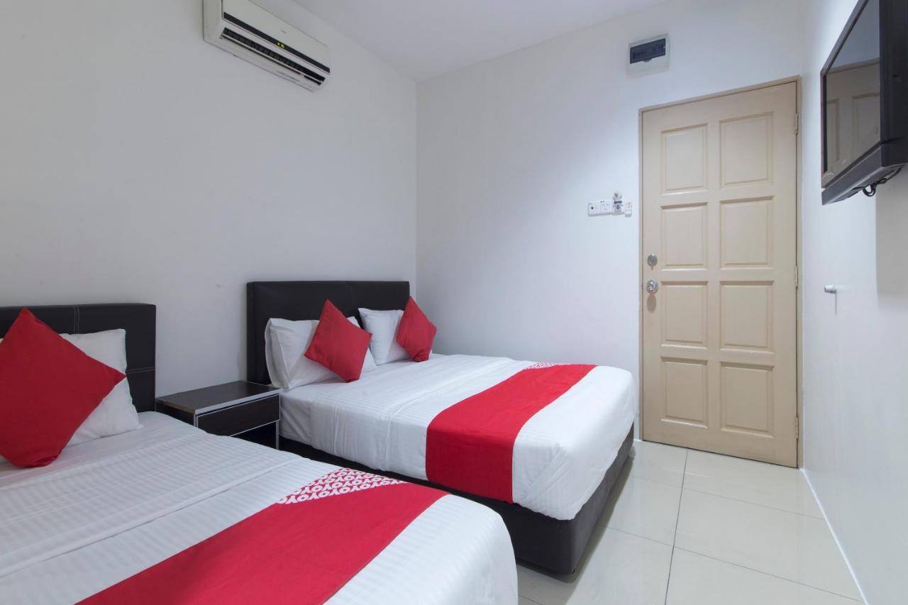 Oyo 44072 Mines Cempaka Hotel Nilai Exterior foto