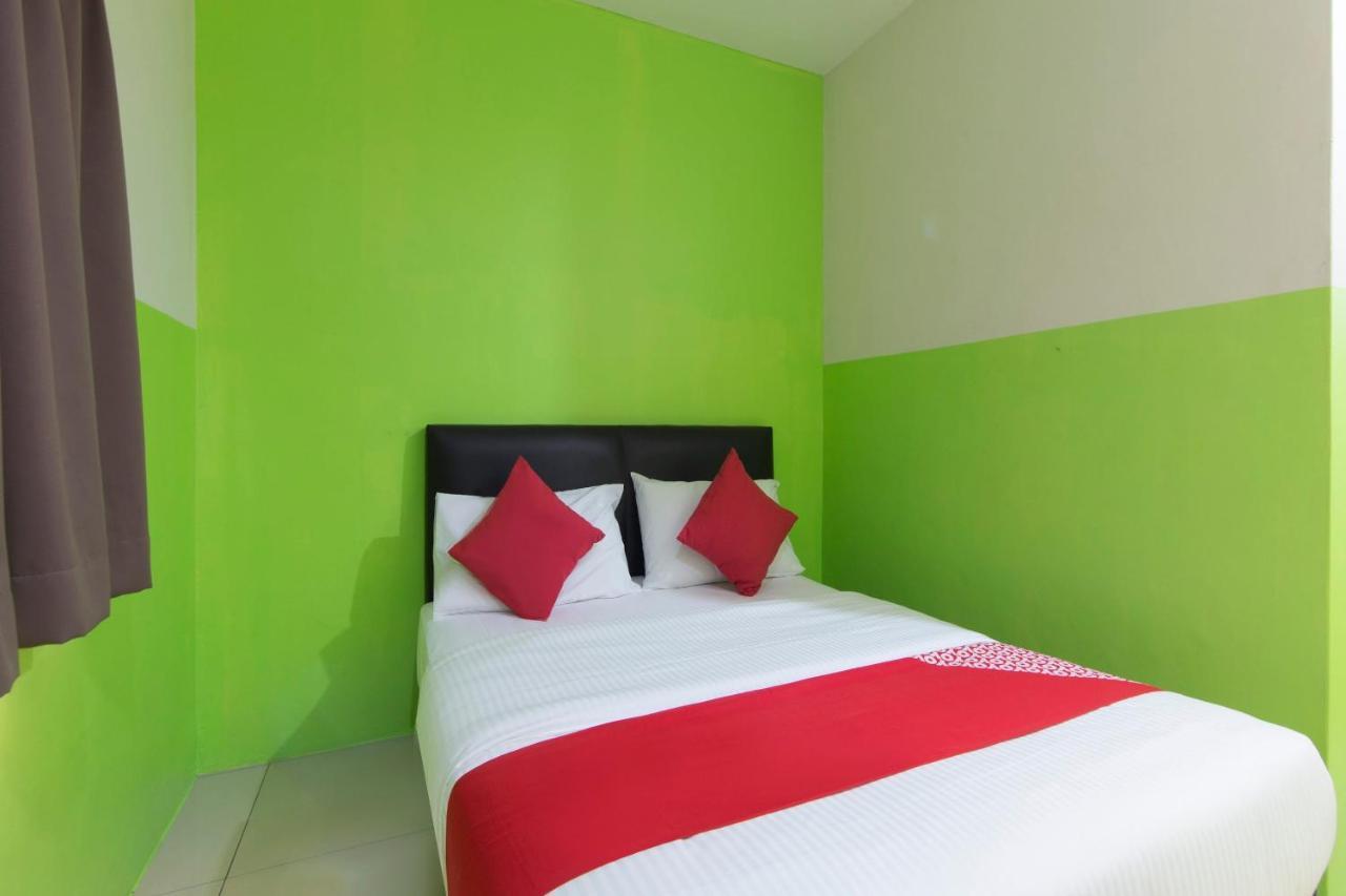 Oyo 44072 Mines Cempaka Hotel Nilai Exterior foto