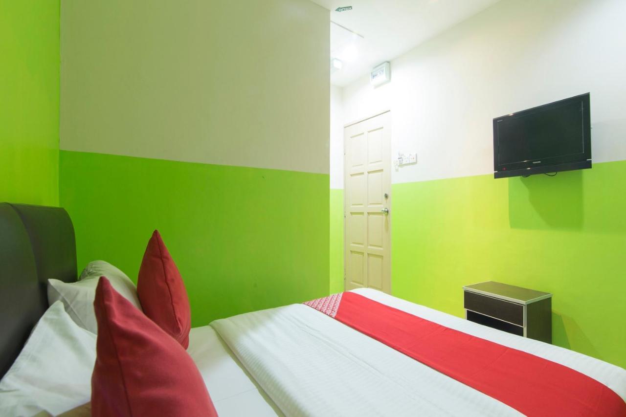 Oyo 44072 Mines Cempaka Hotel Nilai Exterior foto