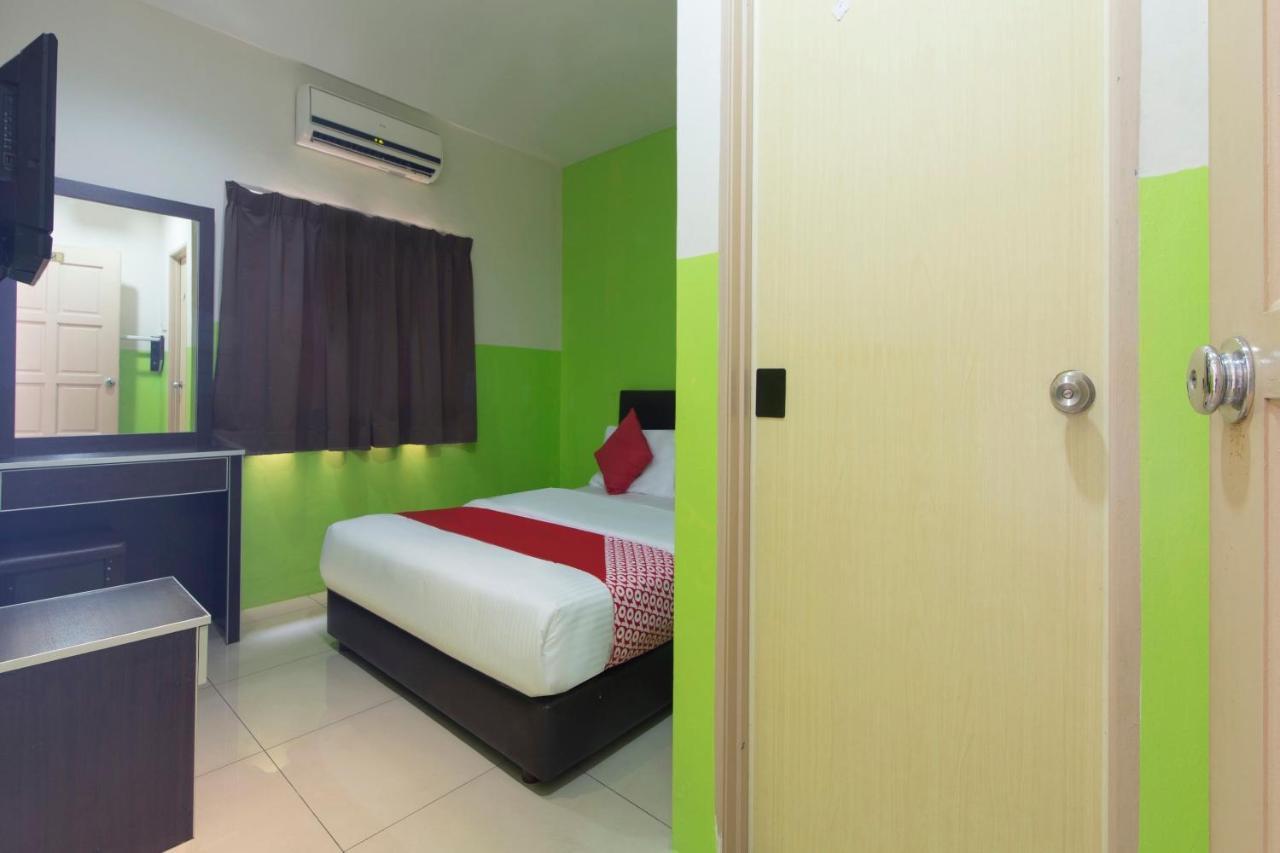 Oyo 44072 Mines Cempaka Hotel Nilai Exterior foto