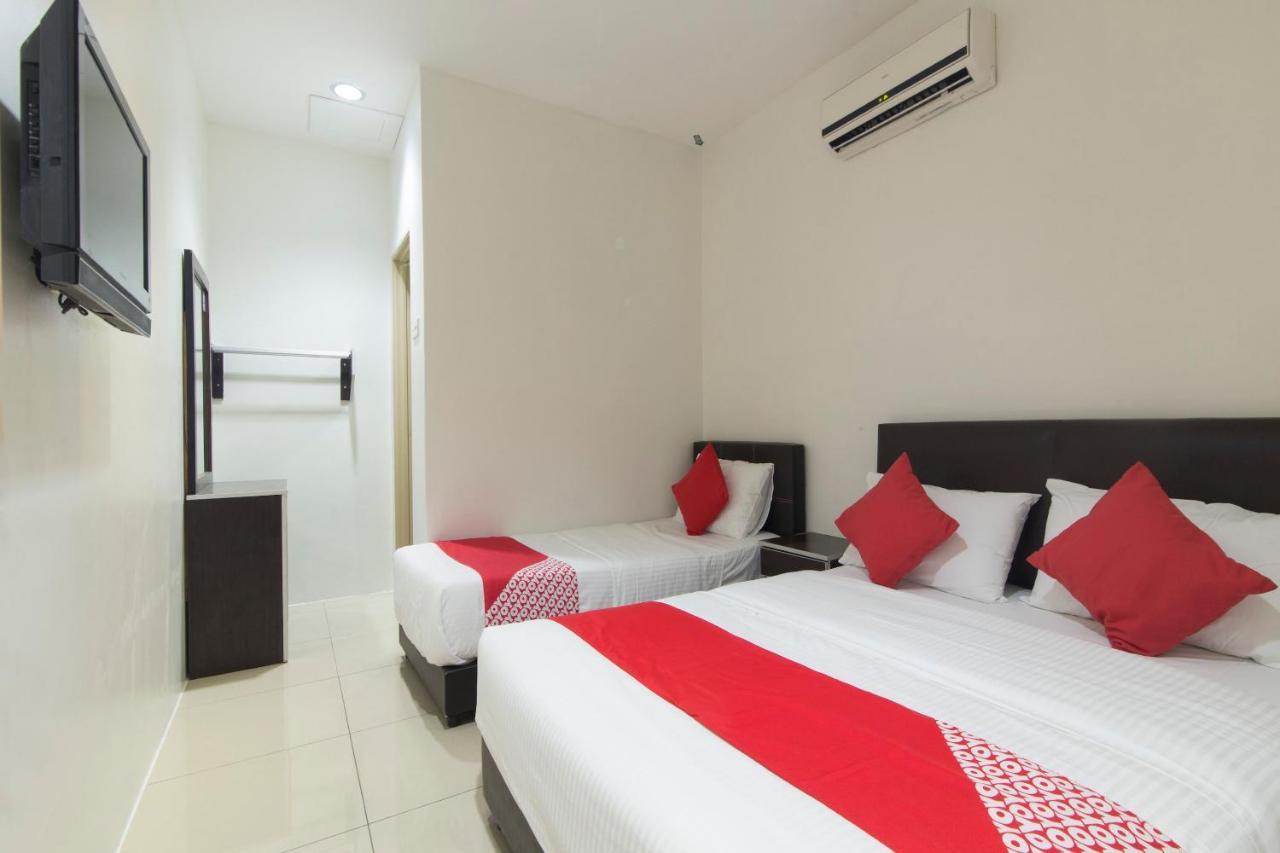 Oyo 44072 Mines Cempaka Hotel Nilai Exterior foto