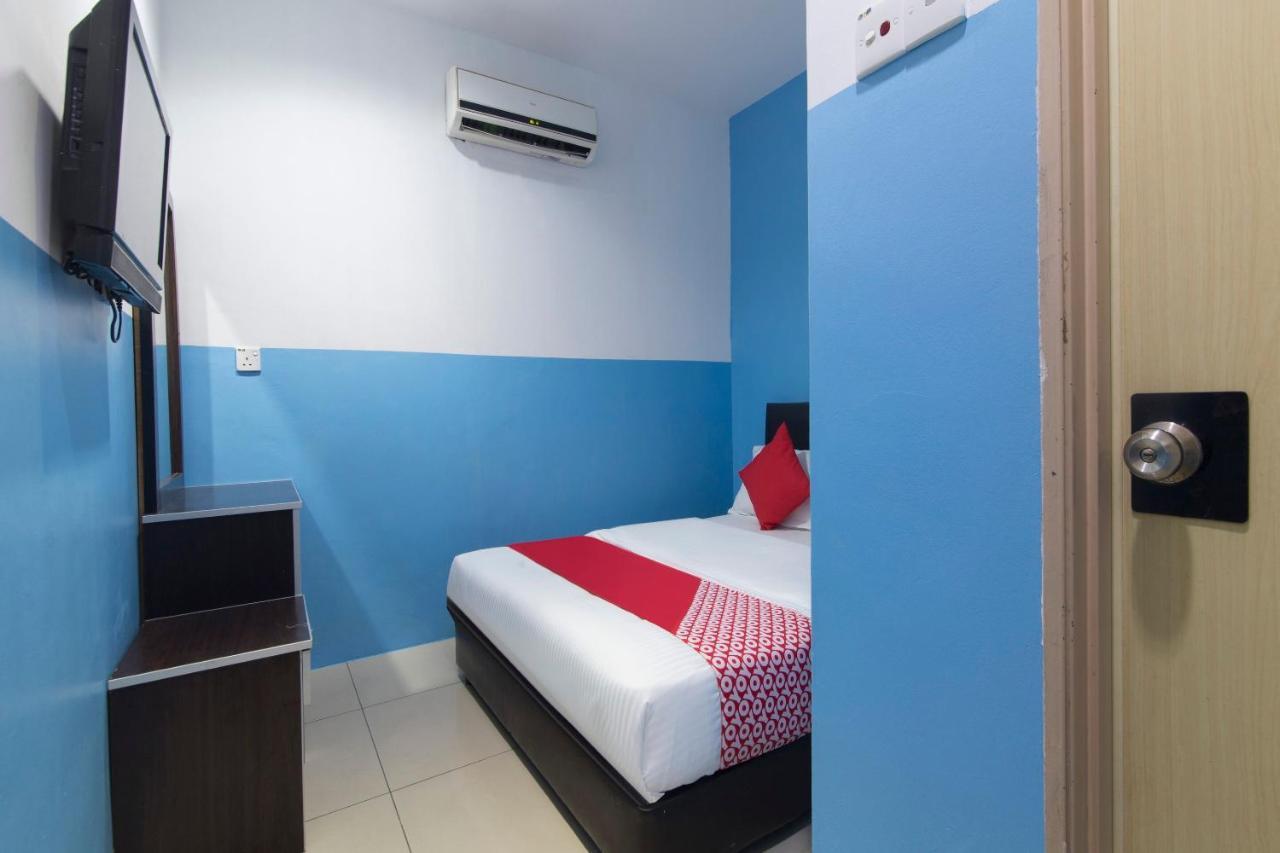 Oyo 44072 Mines Cempaka Hotel Nilai Exterior foto