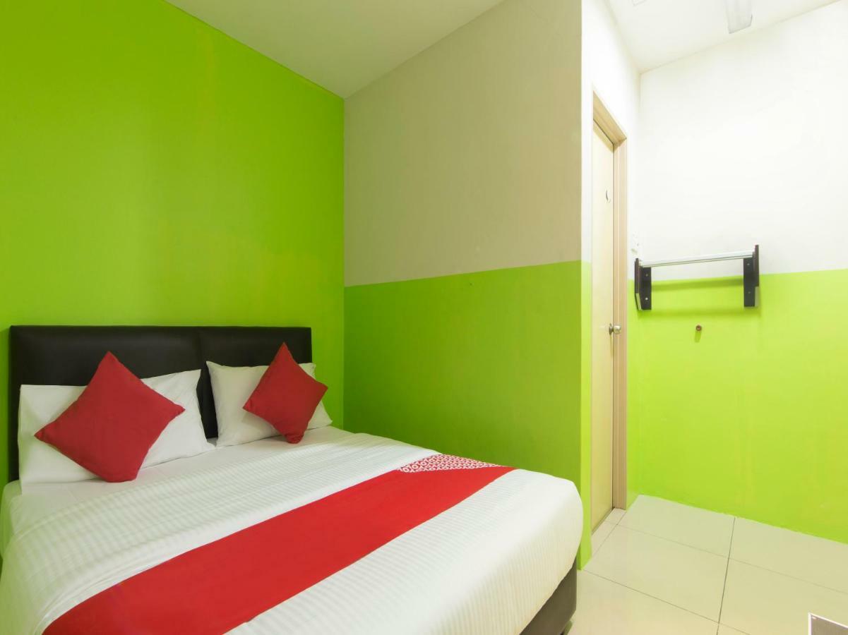 Oyo 44072 Mines Cempaka Hotel Nilai Exterior foto