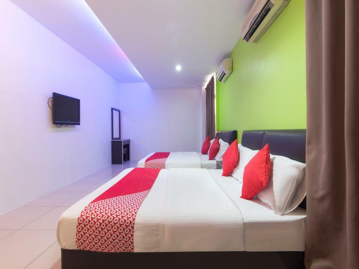 Oyo 44072 Mines Cempaka Hotel Nilai Exterior foto